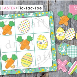 Op de afbeelding: Paasei Tic-Tac-Toe spel met een groen-wit speelbord en 11 spelstukken. De spelstukken omvatten wortels, eieren met verschillende patronen en X'en. Het speelbord heeft een rand met konijnen, bloemen en vlinders.