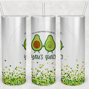 Puede incluir: Un vaso de acero inoxidable blanco con un diseño de aguacate verde y el texto "on a scale from 0 to guac... you's guac!" El vaso tiene un diseño de purpurina verde.