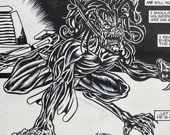 Puede incluir: Una página de cómic en blanco y negro con un personaje monstruoso y un personaje humano. El monstruo está agachado con garras y dientes afilados. El personaje humano está de pie con una expresión de sorpresa. El texto en la página dice "No será fácil." "No debo dejarme llevar por sus debilidades. No. Son sus fortalezas." "Quiero decir, ni siquiera sabemos qué es..." "Y mucho menos de lo que es capaz."