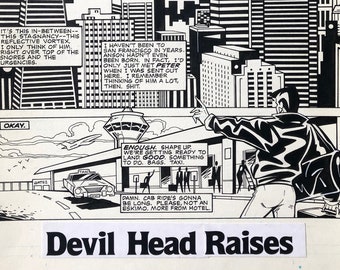 Puede incluir: Una página de cómic en blanco y negro con una ciudad de San Francisco en el fondo. El texto "Devil Head Raises" está en negrita en la parte inferior de la página. El texto "Anson, ¿dónde estás?" está en un globo de diálogo sobre la ciudad. El texto "Basta. Ponte en forma. Nos estamos preparando para aterrizar. Bien. Algo que hacer. Bolsas. Taxi." está en un globo de diálogo sobre un hombre de pie frente a una terminal de aeropuerto.