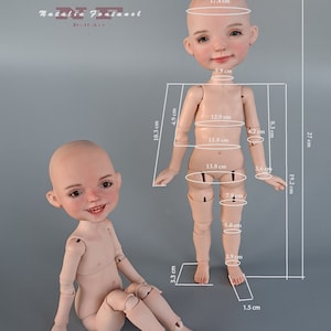 Pu&ograve; includere: Sono mostrati due stampi di bambole articolate, Masha e Tasha. La bambola in piedi &egrave; alta 27 cm, con misure dettagliate di testa, busto, braccia e gambe. Il testo "Molds Masha and Tasha" e "Natalia Fontancl Doll Art" sono visibili.