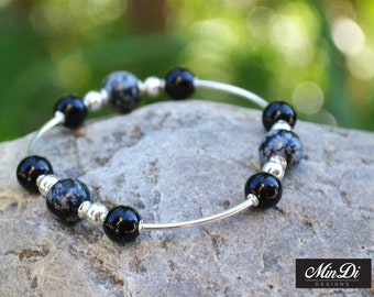 Bracelet extensible à la main avec argent sterling, noir onyx et obsidienne flocon de neige.