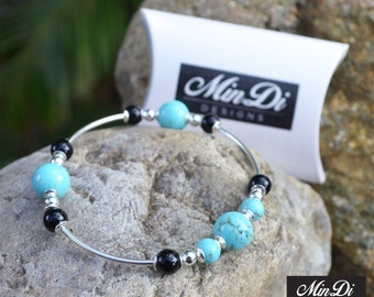 Bracelet extensible fait à la main avec Sterling Silver, Black Onyx et Turquoise Magnesite.