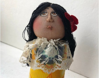 Hawaiian Doll - Virginia Black - 1989 - Island Colors - Jaune - Rose - Orange - Poupée en tissu - Cheveux noirs - Yeux bruns - Fleur dans les cheveux