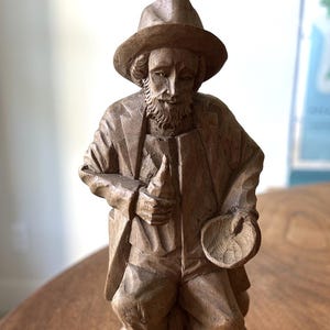 Geschnitzter Mann mit Bart-Alter Mann sitzt an der Wand-Alte Mann schnitzen-Alter Mann mit Hut-Holz schnitzen-Geschnitztes Holz-Ein Stück Holz-Handgeschnitzt-Mit Schüssel