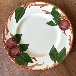 Naczynia Franciscan Ware-Wzór Appleware-Talerz sałatkowy-Talerz deserowy-Naczynia gliniane-Zamiennik-Czerwono-Zielony-Wzór Apple-Wyprodukowano w USA-Talerz 8-calowy-Chip