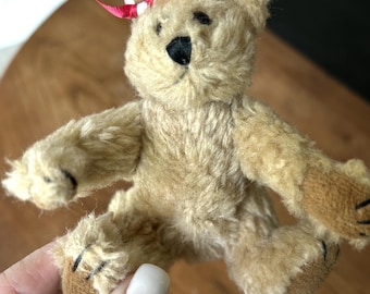 Petit ours en peluche - Articulations mobiles - Articulation - Ours - Ours en peluche - Petit ours - Ours avec noeud - Étiquette retirée - Ruban rouge et blanc