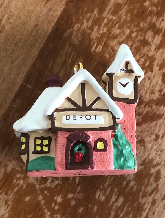Depot-Altes englisches Dorf-Punze-Andenken-Datiert 1997-Zehntel in Old English Village Serie-Miniatur Ornament-Old Depot-Final in Serie