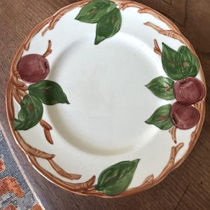 Naczynia Franciscan Ware-Wzór Appleware-Talerz sałatkowy-Talerz deserowy-Naczynia gliniane-Zamiennik-Czerwono-Zielony-Wzór Apple-Wyprodukowano w USA-Talerz 8-calowy-Pęknięcia
