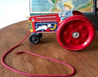Tracteur jouet en bois - jouet à tirer - petit garçon et son chien - tracteur rouge - fabriqué par Schylling - 2000 - copie d'un jouet ancien - décoration de chambre d'enfants