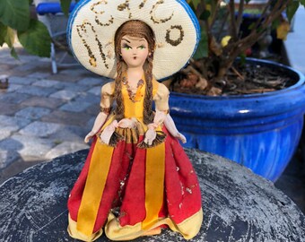 Poupée mexicaine - Fille au chapeau - Sombrero - Fabriqué au Mexique - Souvenir mexicain - Années 1970 - Robe rouge et or - Chapeau mexicain