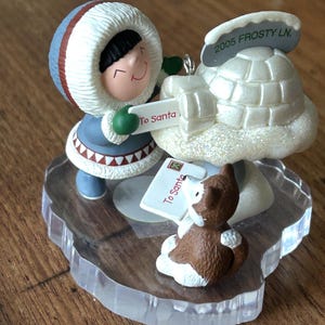 Adorno de recuerdo Hallmark - Amigos helados - 26 en la serie - Vigésimo sexto en la serie Amigos helados - Perro con iglú - Iglú con buzón - Cartas a Papá Noel
