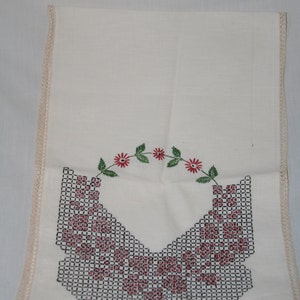 Table Runner-Vintage Table Runner-Embroidered-Flowers-Crocheted Edge-Linen_Pink Flowers-Dresser Scarf-Pink flowers