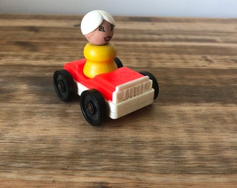 Jouet Figurine-Jouet Voiture-Petites Personnes-Maman Figurine-Maman et Voiture-Fisher Prix Jouets-Petite Voiture Rouge-Voiture Rouge-Femme Jaune aux Cheveux Blancs-Années 1970