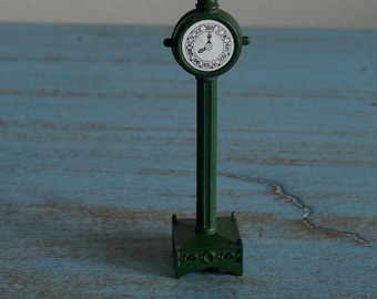 Rayon 56 - Horloge réparée en métal - Rayon 56 - Horloge miniature - Rayon 56 accessoire - Horloge de ville - Horloge noire de ville