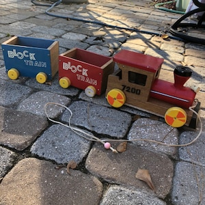 Spielzeugzug aus Holz - Zugspieling - Zugmotor und zwei Autos - Dampfmaschine - Made in Japan - Weihnachtsdekoration - Kinderzimmer Dekor