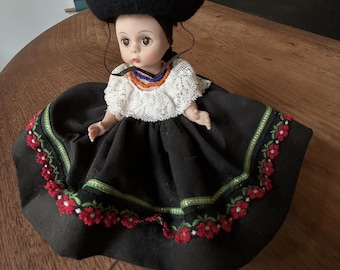 Madame Alexander - Mexico - 550 - Made in USA - No Box - Collectible doll - With Hat and Beaded Necklaces