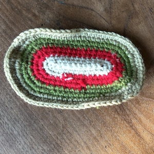 Alfombra en miniatura para casa de muñecas en miniatura, tejida a crochet, roja, verde y marrón, pequeña.