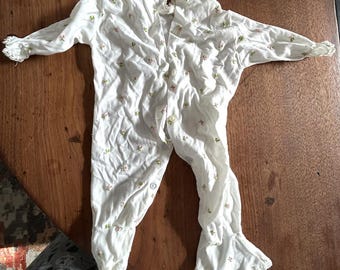 Combinaison-Vêtements vintage pour bébé-Vêtements pour bébés-Combinaison blanche-Petites fleurs roses et vertes-Boutonné dans le dos-Vêtements pour poupée