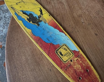 Skateboard - Skateboard vintage - Hang Ten - Planche de sport - Surfer - Surfer on Wave - Jaune - Rouge - Bleu - Noir - Arrière peint en noir
