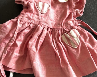 Vêtements pour poupée - Deux robes pour poupée - Convient à une petite poupée - Rayures bleues et blanches - Rouge délavé avec coeurs - Poupée de 23 pouces ou un peu plus grande