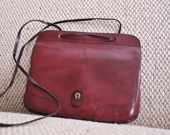 AIGNER Kleine Vintage Tasche von Aigner Italy Dunkelrotes leder