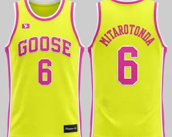 Puede incluir: Una camiseta de baloncesto amarilla neón con detalles en rosa y blanco. El frente muestra "GOOSE" sobre el número "6". La parte trasera presenta "MITAROTONDA" y el número "6". La camiseta tiene un pequeño logotipo y una etiqueta que dice "Phramen etc."