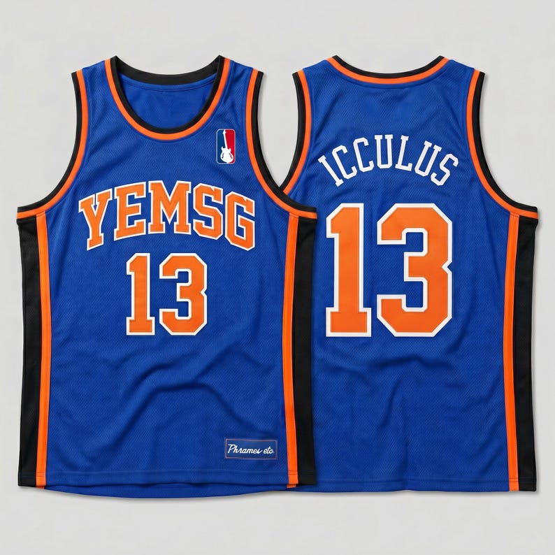 Puede incluir: Una camiseta de baloncesto azul con letras naranjas y blancas que dicen YEMSG 13 en la parte delantera e ICCULUS 13 en la parte trasera. La camiseta tiene ribetes negros y naranjas en el cuello y las sisas, con un logo de guitarra y un parche.