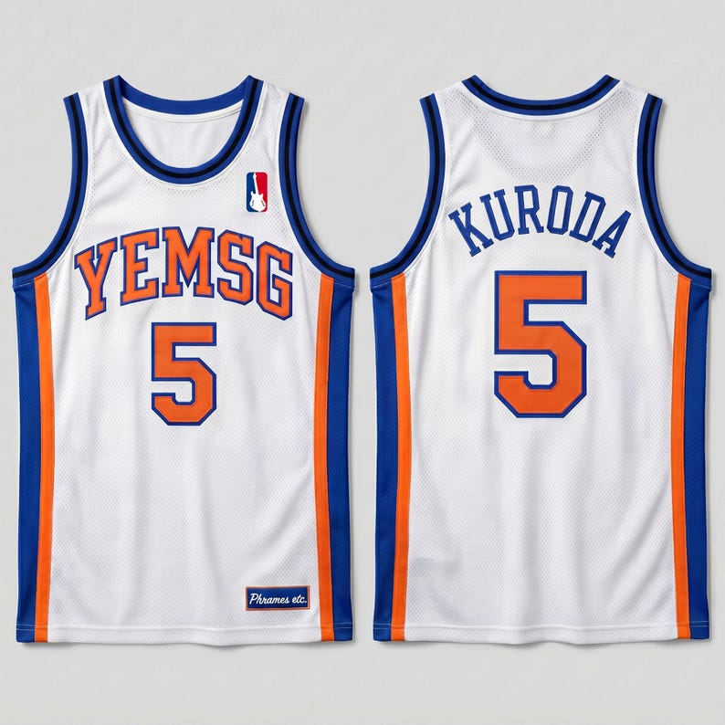 Puede incluir: Una camiseta de baloncesto blanca con ribetes azules y naranjas. El frente muestra el texto YEMSG y el n&uacute;mero 5 en naranja con bordes azules. La parte posterior muestra el nombre KURODA y el n&uacute;mero 5 en azul y naranja. Incluye un logo.