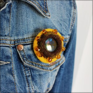 Broche en laine feutrée "tournesol" アクセサリー プール ラ ヴェスト