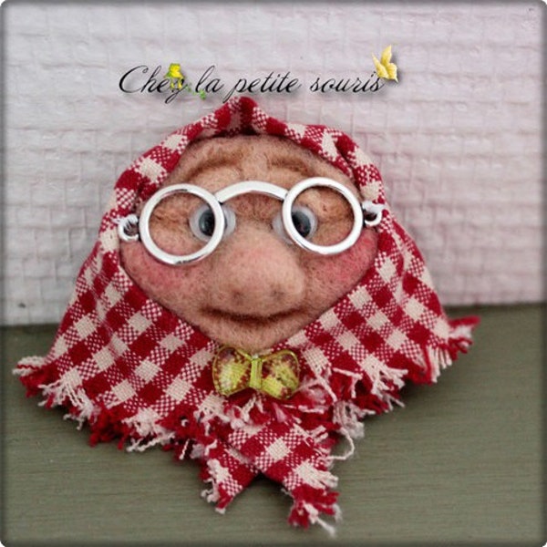 Broche en laine feutrée "Babouchka" / vieille dame avec les lunettes