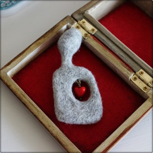 Broche en laine feutrée &quot; L&#39;homme amoureux &quot; accessoires pour la veste