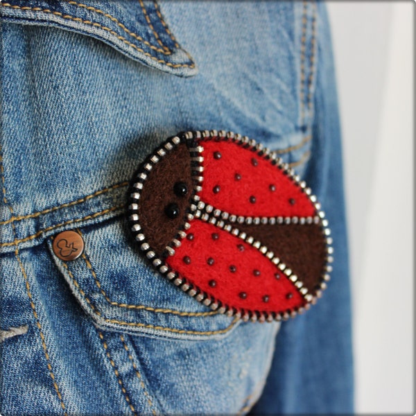 Broche en laine feutrée rouge " coccinelle "