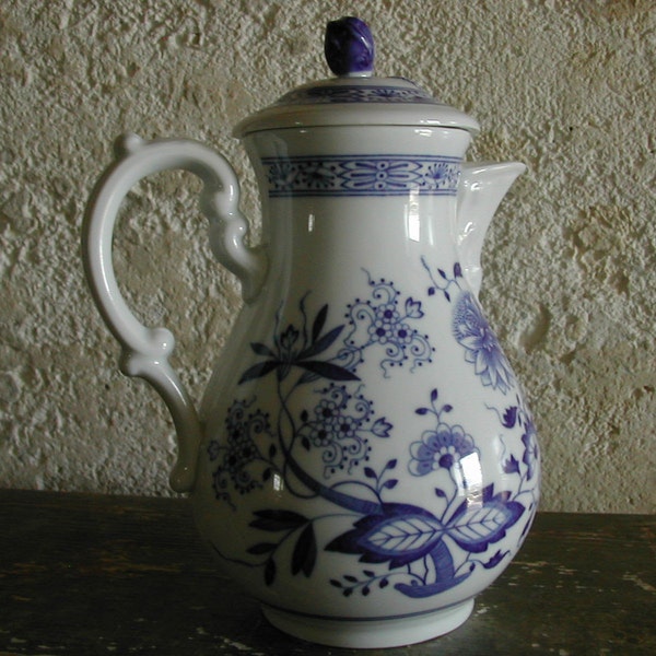 RESERVED ! Blue and White Hutschenreuther Vintage Ceramic/Porcelain Coffee Pot decorated with "Onion-patter design. 1939-1964.