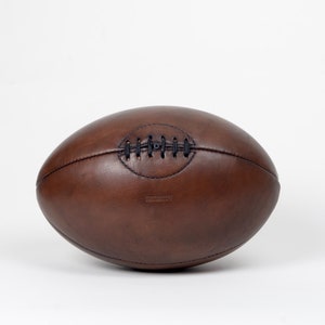 Ballon de rugby en cuir déco vintage (fait main) - Ben & Flo