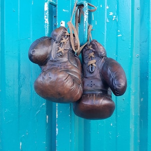 Gants de boxe vintage en cuir Marron image 4