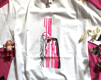 Camiseta sérigrafiada artesanalmente, diseño original y unisex en negro y rosa fluo