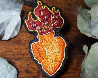 Orange Flaming Heart, spilla ricamata - Fatta a mano e unica nel suo genere
