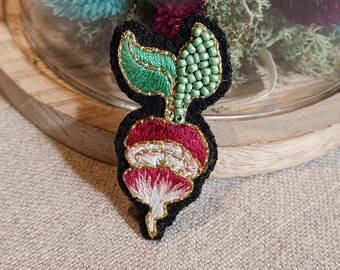 Broche de rábano bordado, hecho a mano y único.