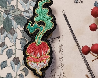 Broche de rábano rojo bordado, hecho a mano y único.