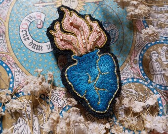 Broche brodée Coeur Flamboyant Bleu, pieza única faite à la main