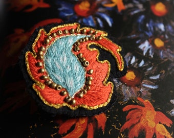 Broche bordado "Feuille Orange" inspirado en las pinturas de Séraphine Louis, hecho a mano y único en su tipo.