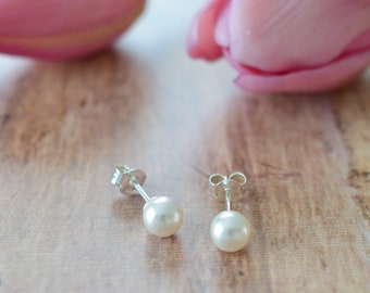 PUCES NACREES - Paire de boucles d'oreilles perles très simples non pendantes