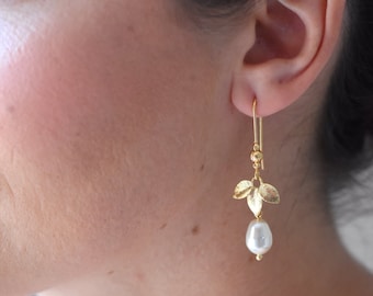 ZEN - Boucles d'oreilles de mariée style bohème chic avec perle goutte nacrée et feuille dorée