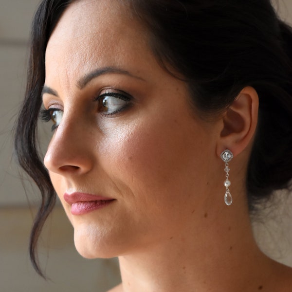 EVA - Boucles d'oreilles de mariée pendantes et rétro, avec perles nacrées et transparentes, sur un joli fermoir clou vintage.