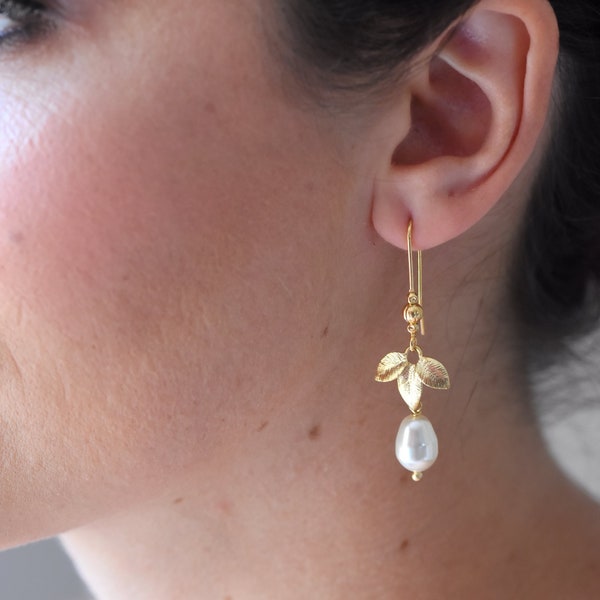 ZEN - Boucles d'oreilles de mariée style bohème chic avec perle goutte nacrée et feuille dorée