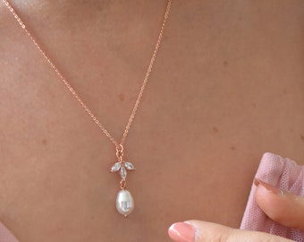 CASSANDRE - Collier de mariée, avec une goutte nacrée et une fine chainette rose gold ainsi qu'une breloque en strass