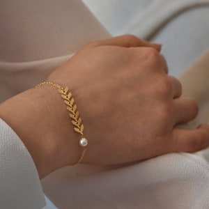 OLY - Golden bridal bracelet with cob chain and pearly pearl - boho wedding jewelry