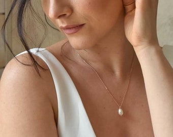 HORTENSE - Collier de mariée minimaliste avec une goutte nacrée et une fine chainette - tendance minimaliste