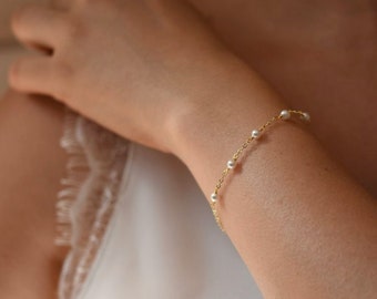 PURE - Bracelet de mariée très fin et minimaliste avec des perles et cristaux blancs et une fine chaine - bijoux mariage